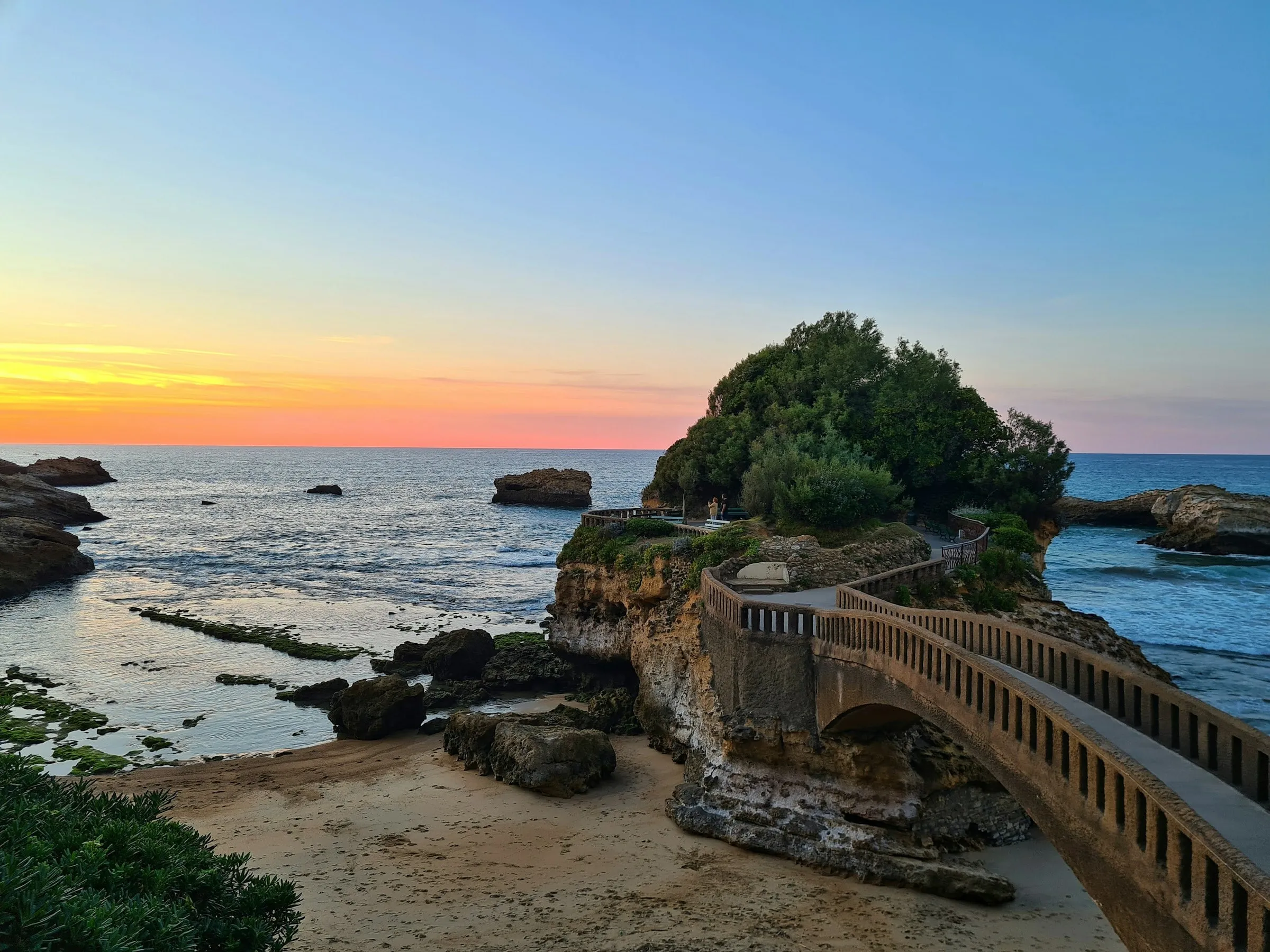 Le rocher de la Vierge à Biarritz au coucher du soleil