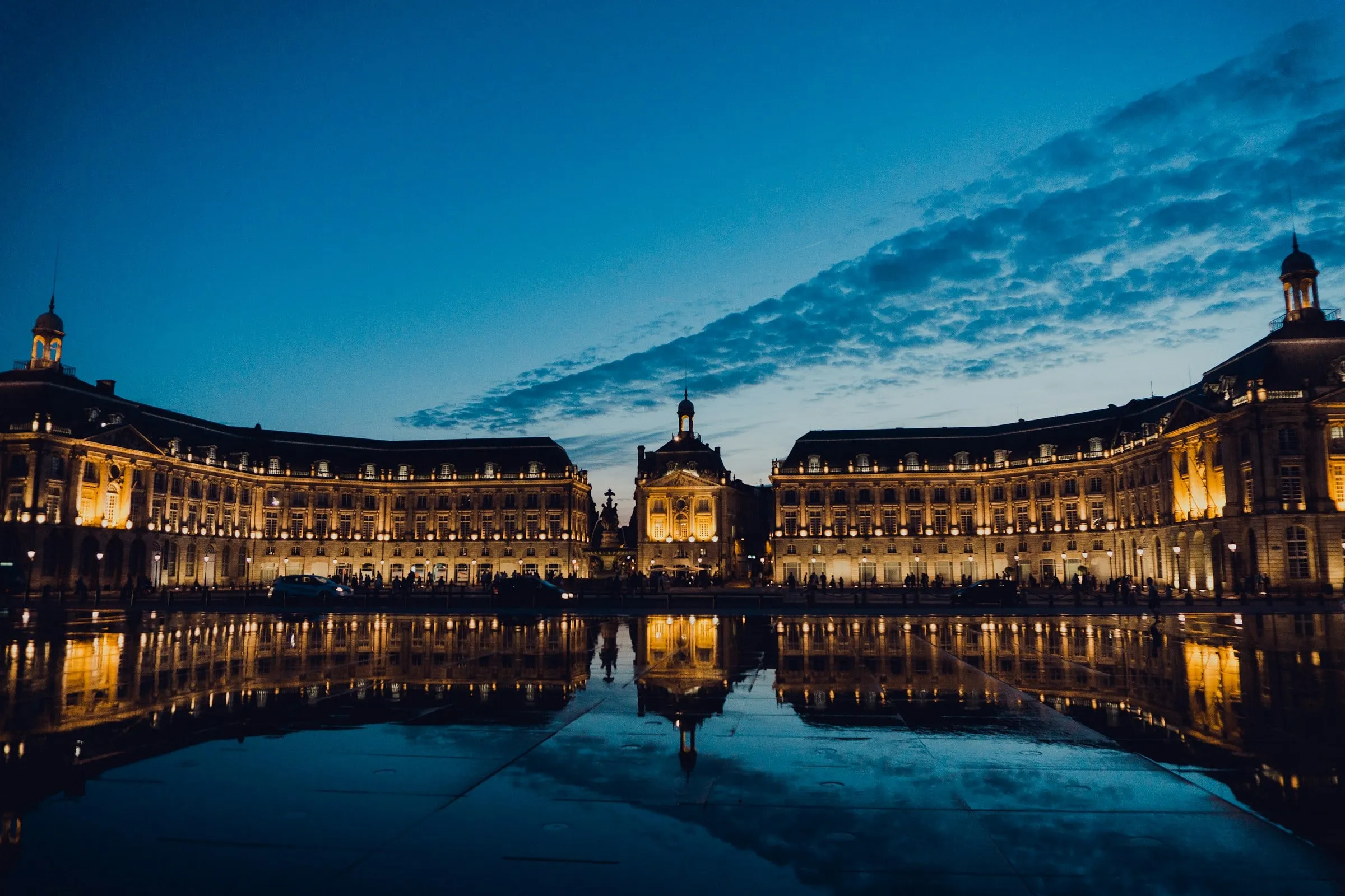 La place de la Bourse et le miroir d’eau à Bordeaux, à l’heure bleue