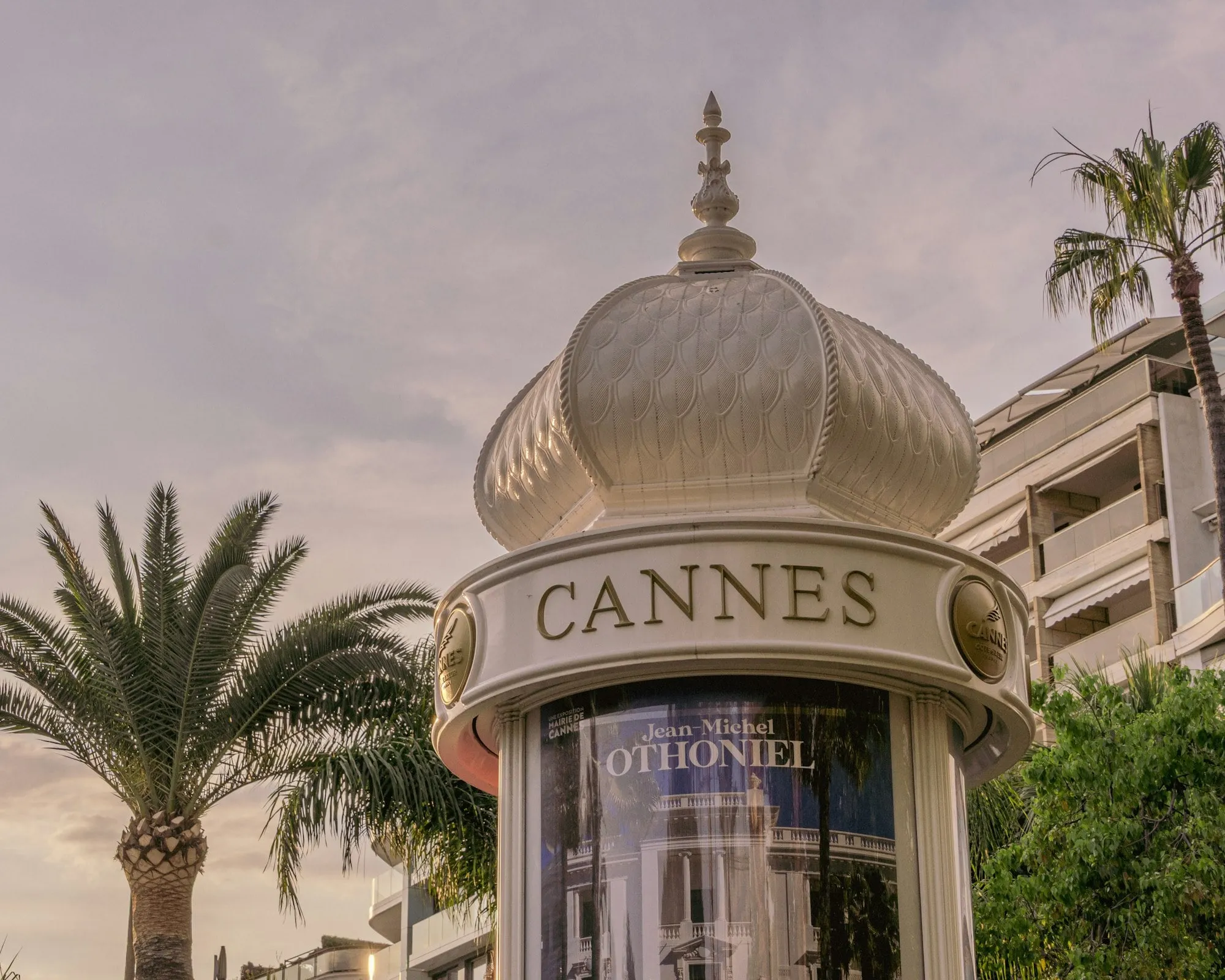 Kiosque de Cannes au coucher du soleil