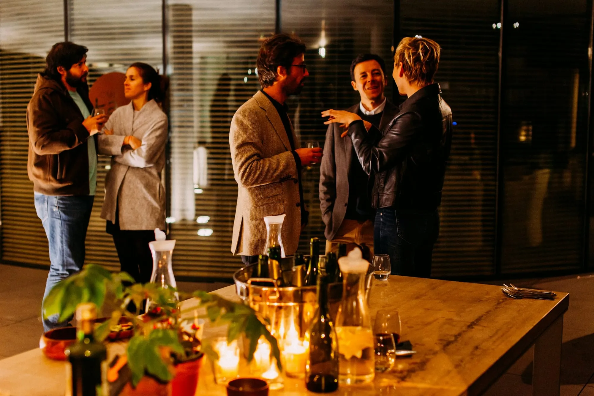 Cocktail entre collègues autour d’une table aux bougies
