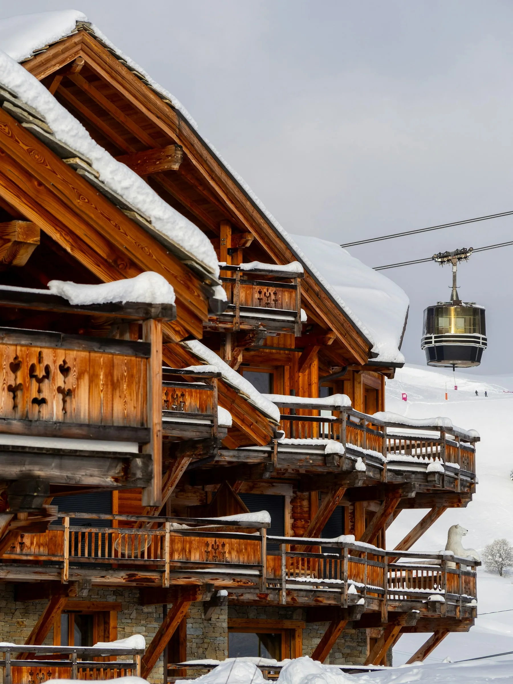 Chalet de bois sous la neige et téléphérique