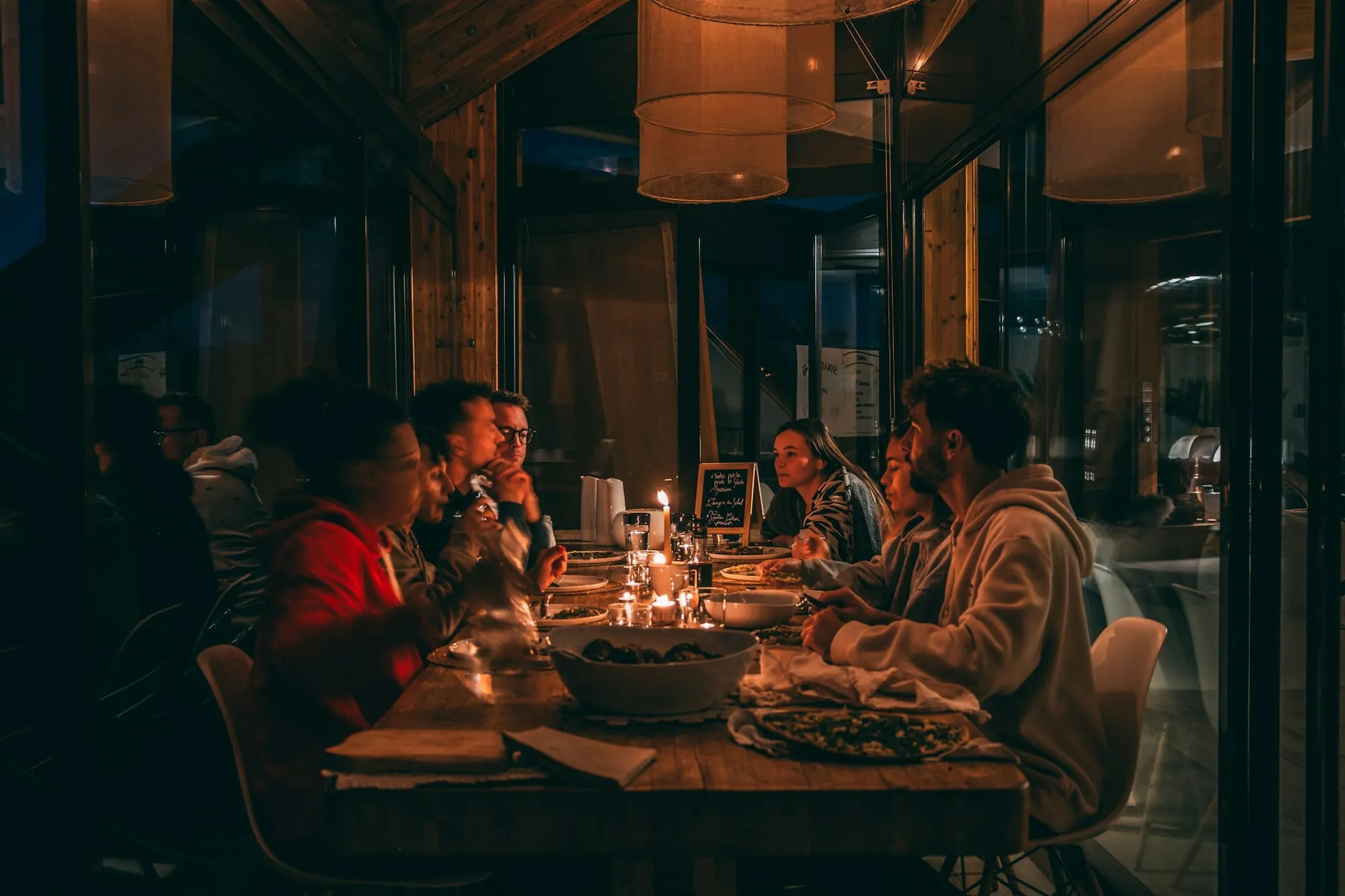 Dîner d’équipe aux bougies dans un restaurant, le soir
