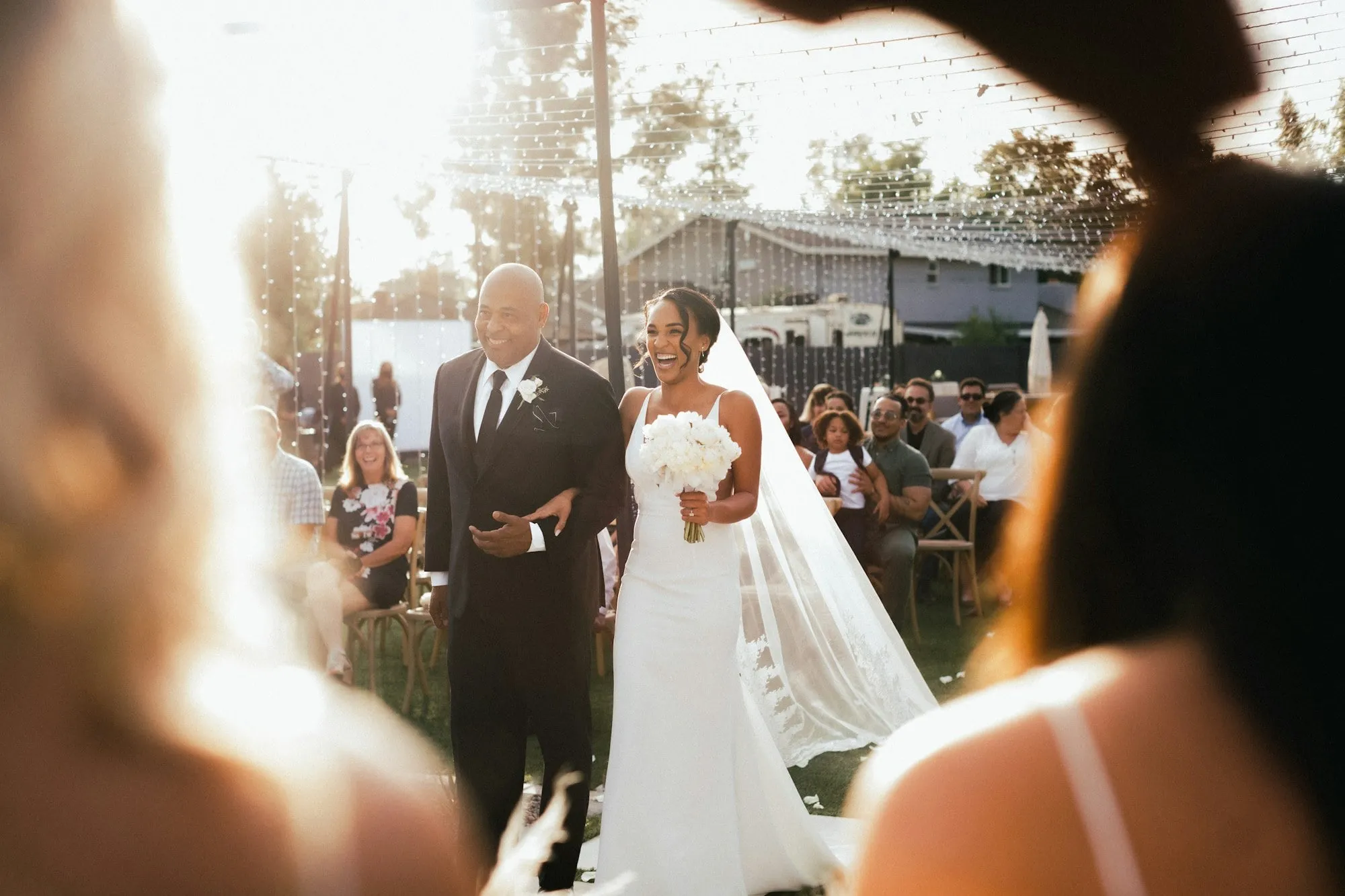 La mariée avance vers l’autel au bras de son père