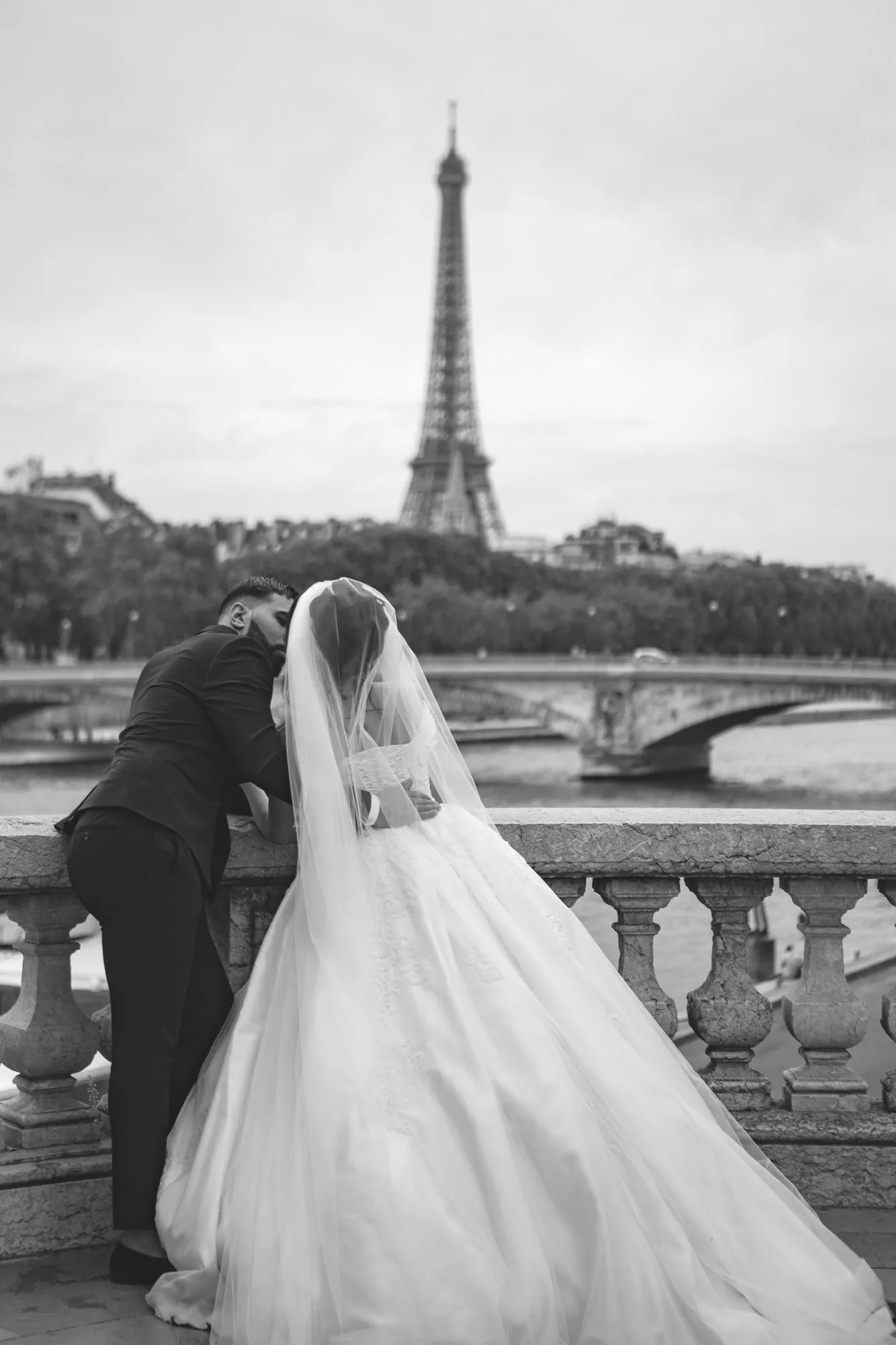La mariée face à la tour Eiffel, en noir et blanc