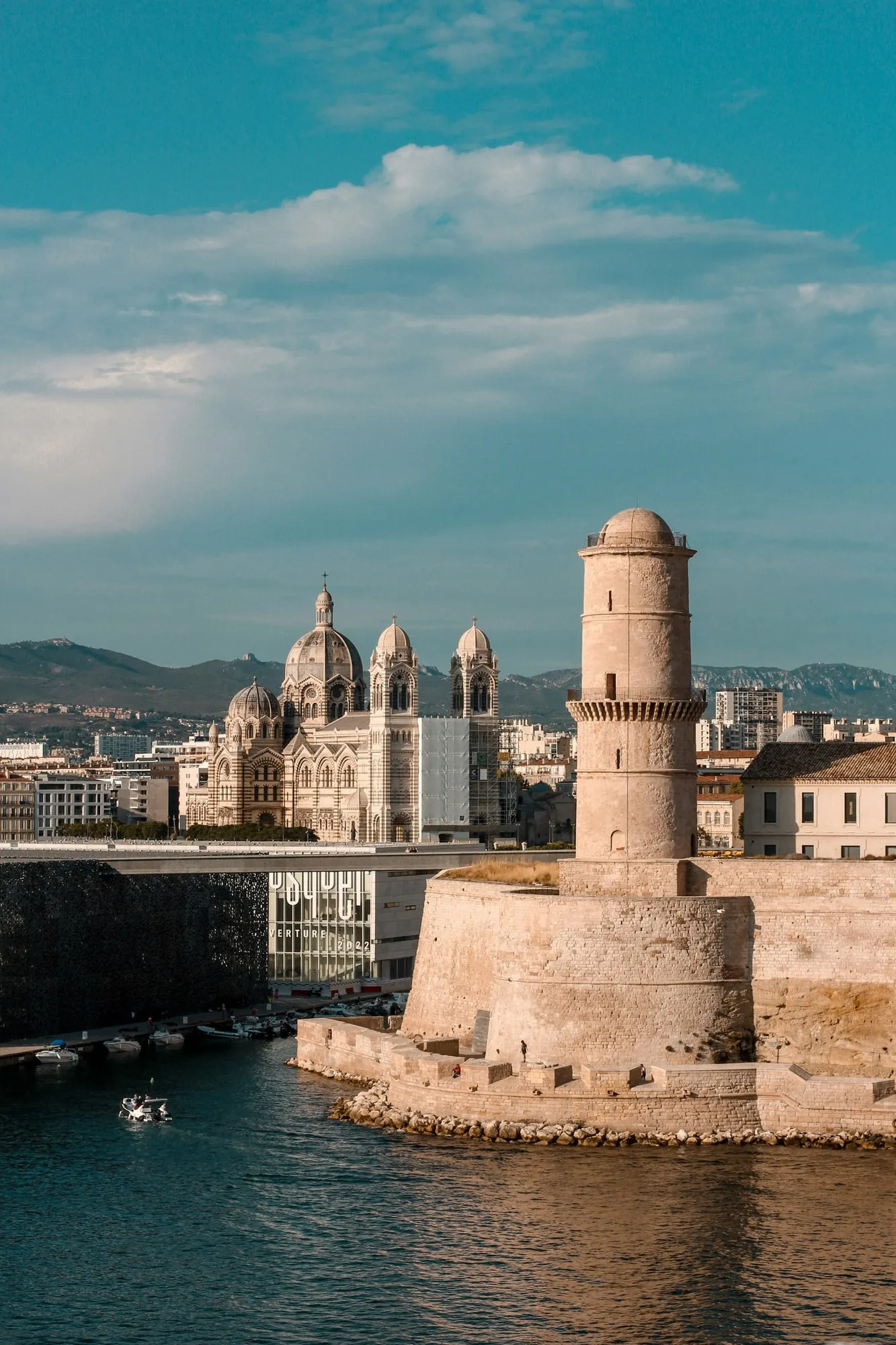Le fort Saint-Jean et la cathédrale de la Major, à Marseille