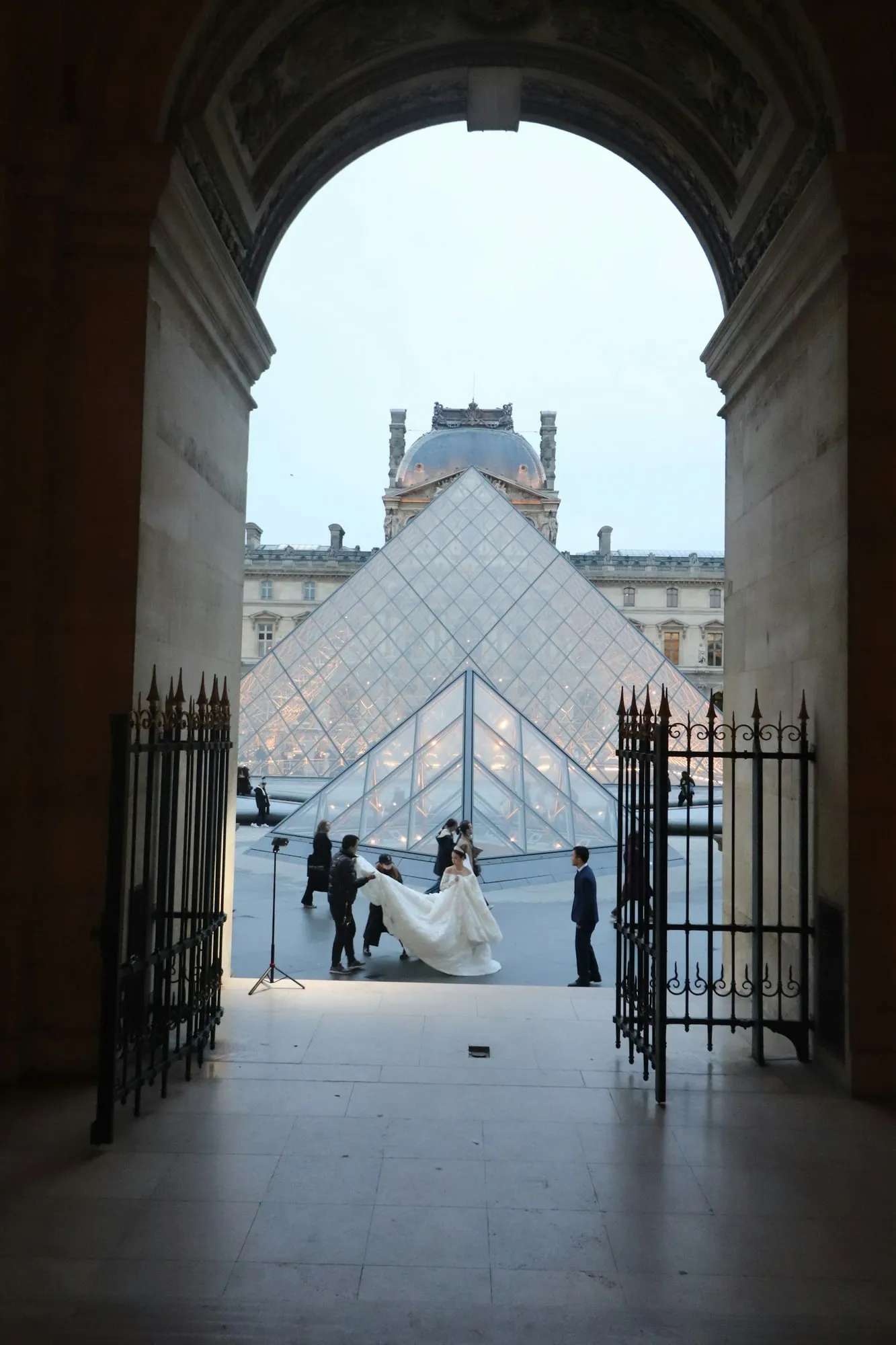 La pyramide du Louvre vue sous une arche