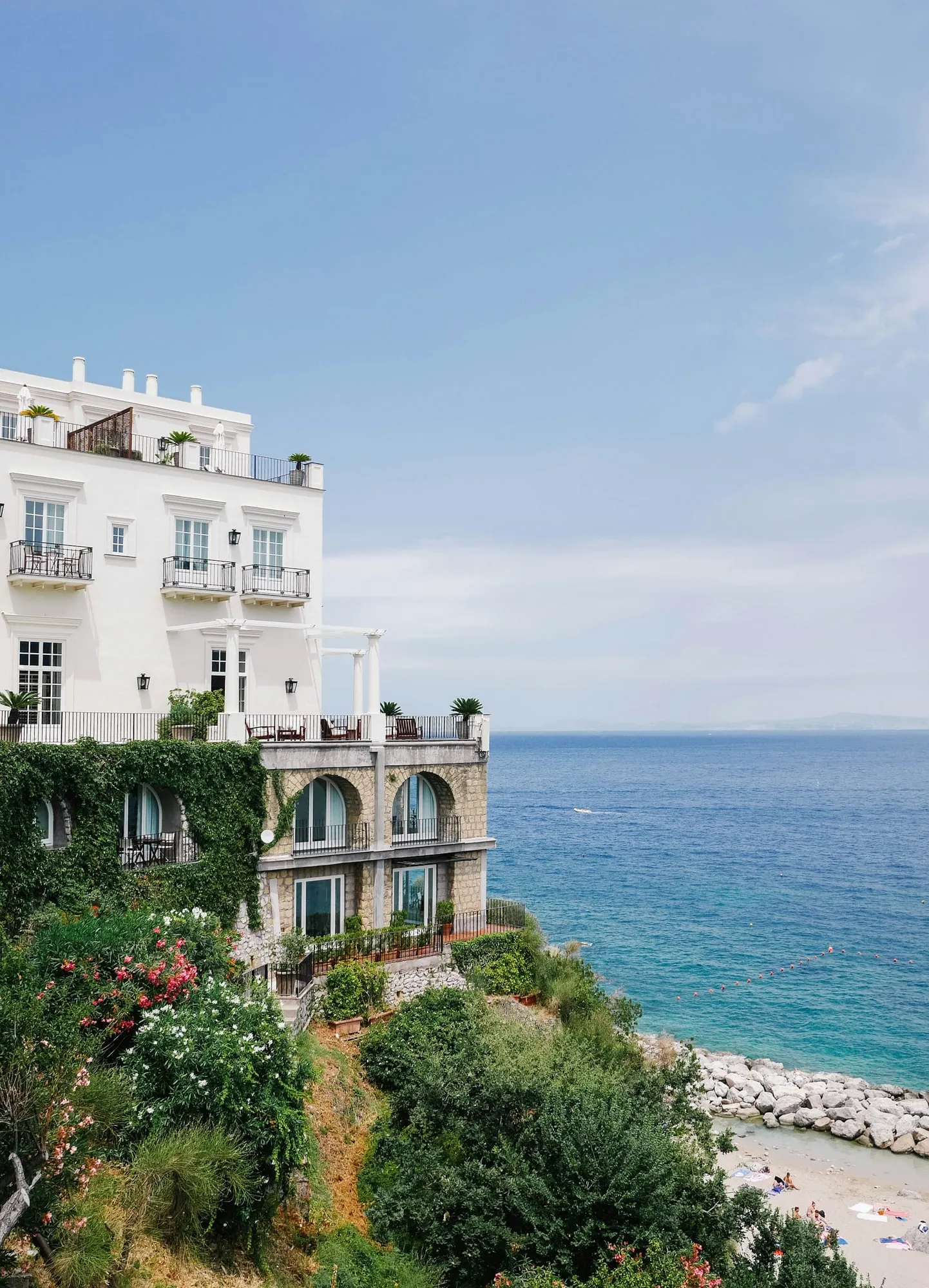 Villa blanche au bord de la Méditerranée