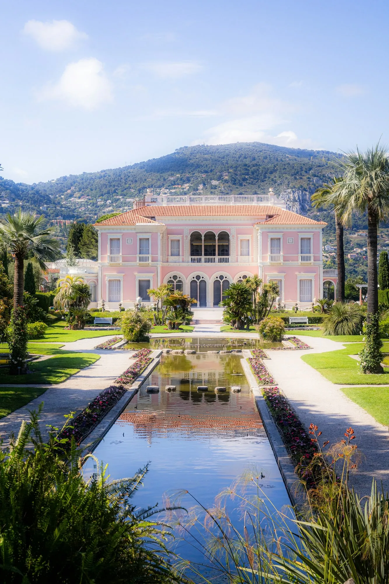 Villa rose et jardins à la française sur la Côte d’Azur