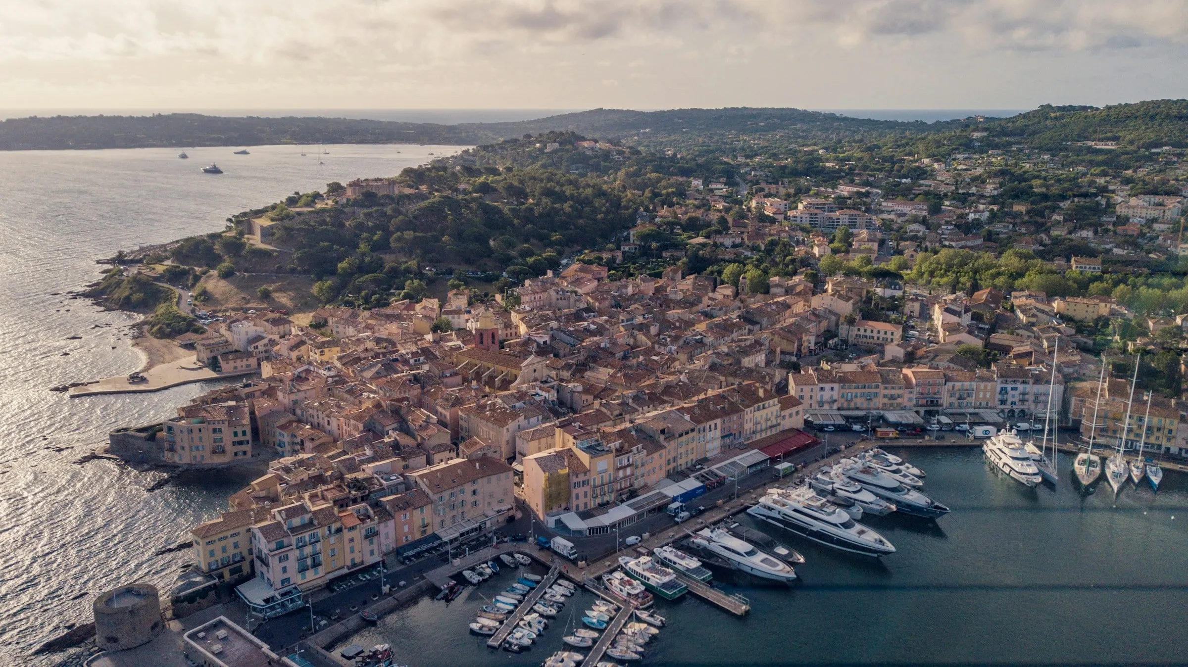 Saint-Tropez et son port vus du ciel
