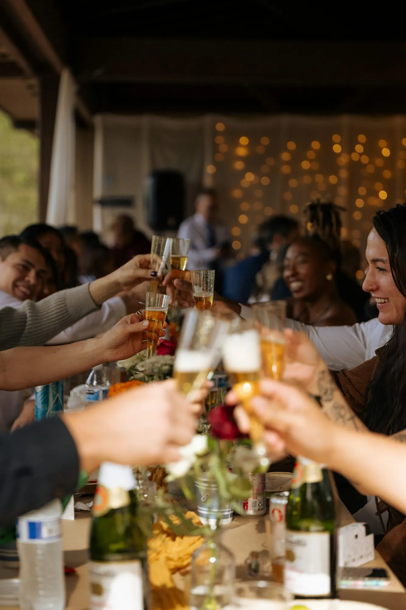 Coupes de champagne levées pendant une fête