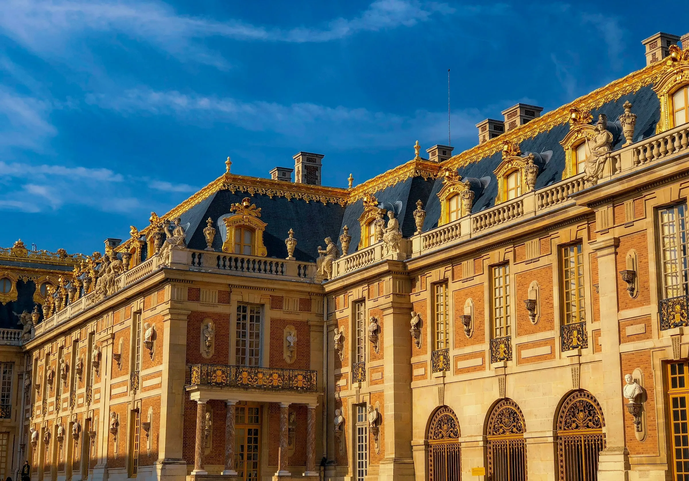 Façade dorée d’un château classique au soleil couchant